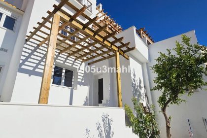 d70dcbde8c097ea5e4e663f37a1a6150 - 1