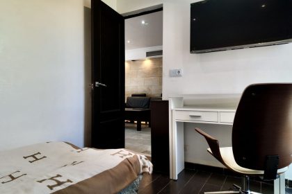 dcd8b7c89d47bd41a6a8916eff808231 - 18