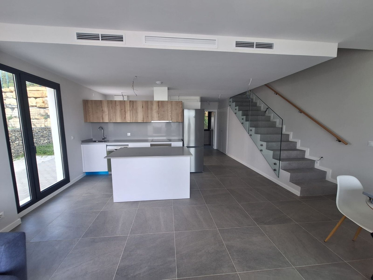 e093742c8f9344148b3323ef53b105c6 - 32