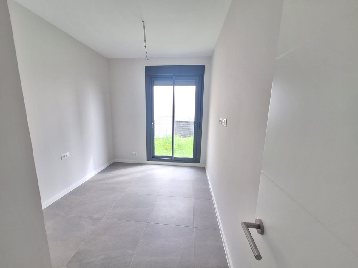 e093742c8f9344148b3323ef53b105c6 - 37