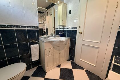 e7925c0d4daaf44b4202e0bd603e4eeb - 25