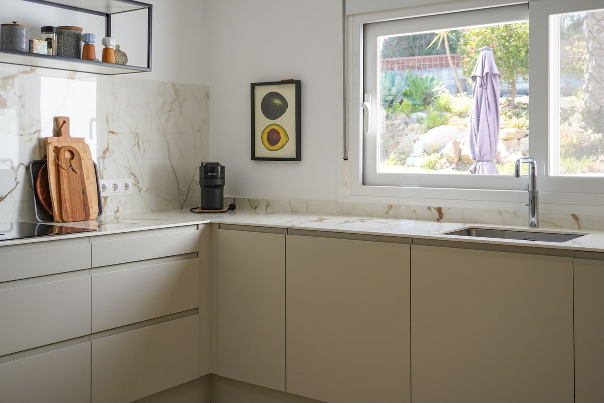 eb4ae54b3b411bce25bb1f8caf7af539 - 16