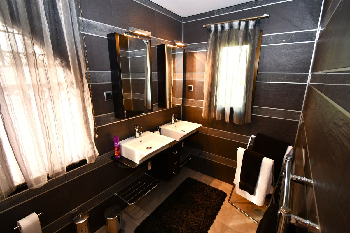 fa77ab4201a4a687005401cf0f5c6be1 - 32