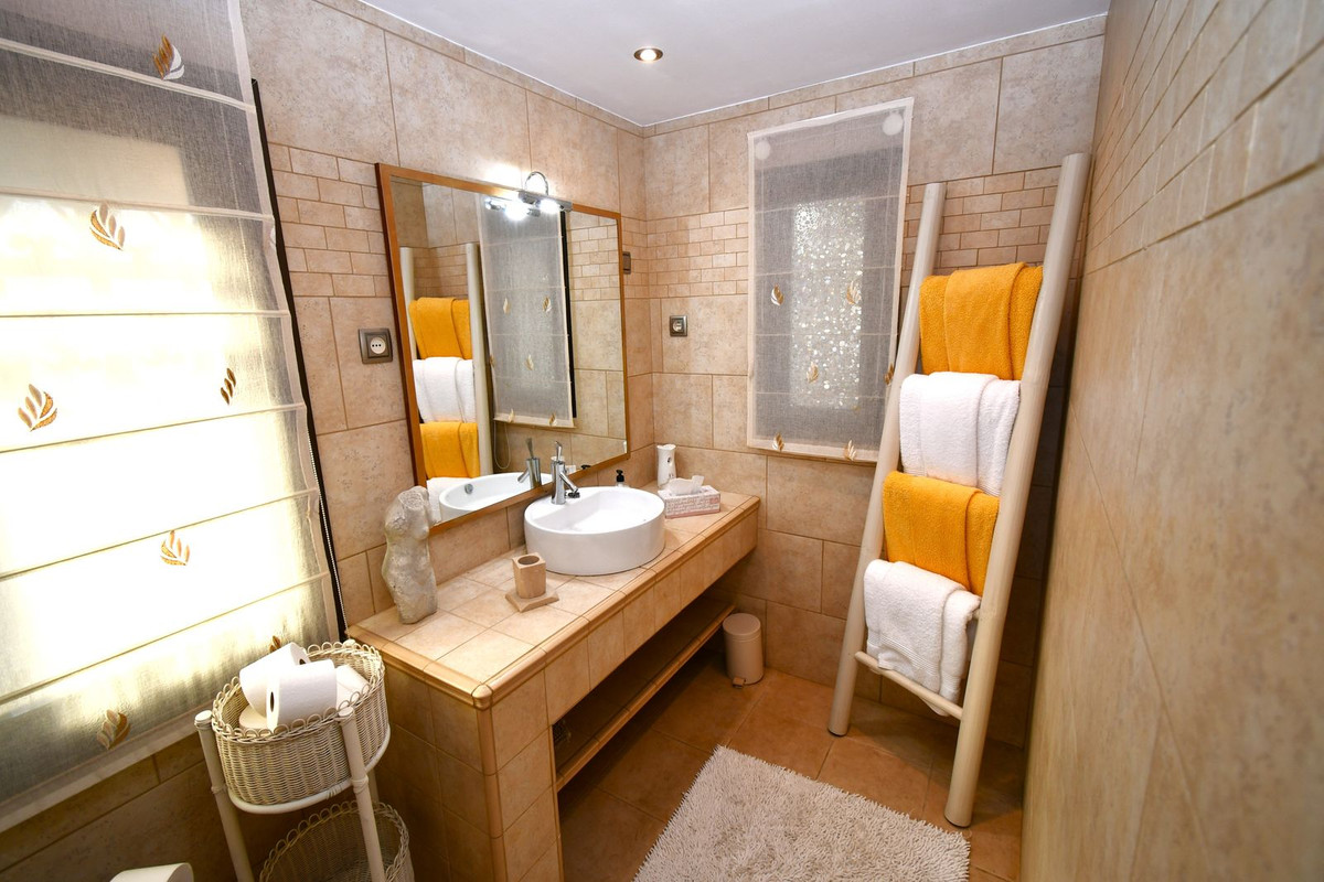 fa77ab4201a4a687005401cf0f5c6be1 - 38