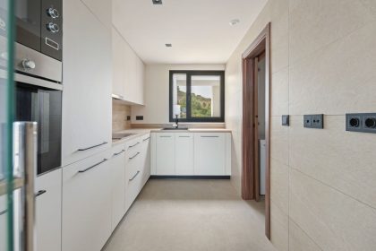 fcd4daad4985d73055824d9f3a99034b - 13