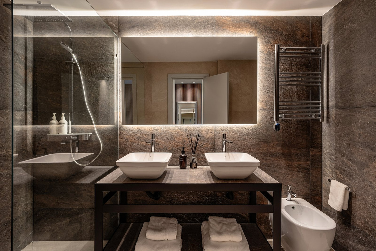 802a63675b03dcd2921e3969a94b338a - 24