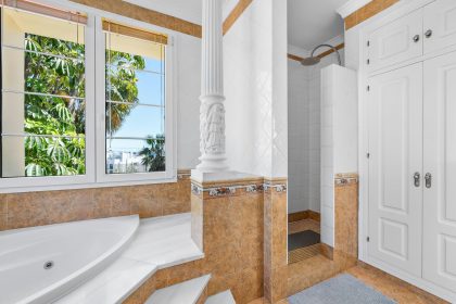 855b3b76dce96f4fee06bef977072f24 - 44