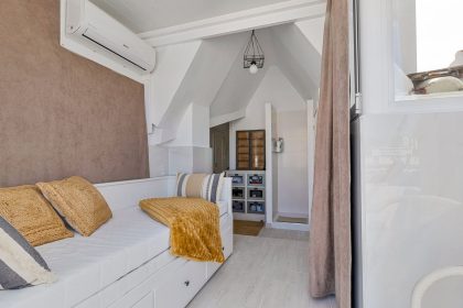 d7cdbe1dcf484bf6ca279385051e7120 - 20