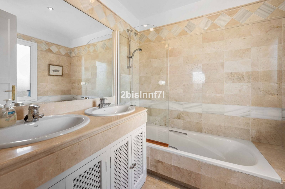 f015e3f7d1f59b643685a6ce073c9ef7 - 21