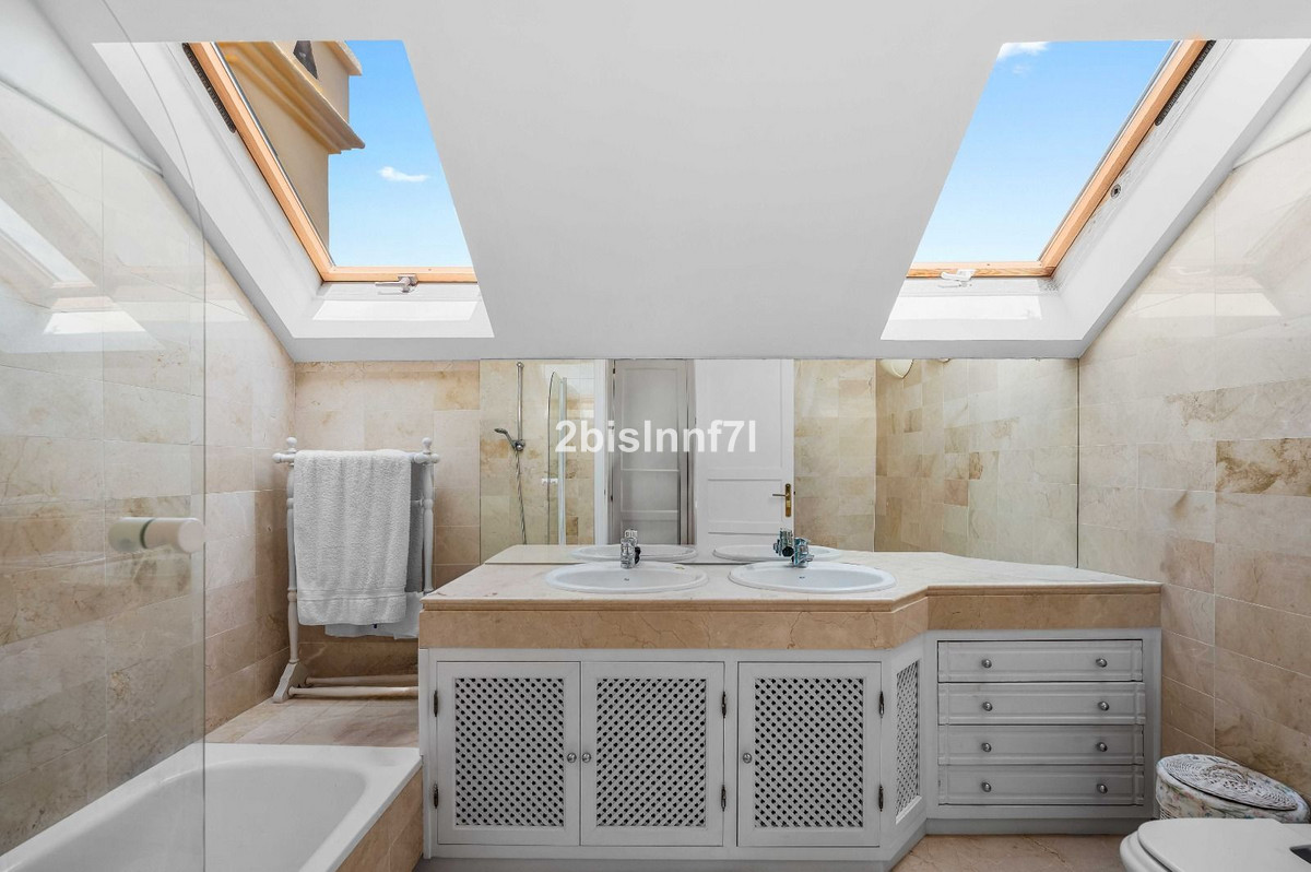 f015e3f7d1f59b643685a6ce073c9ef7 - 33