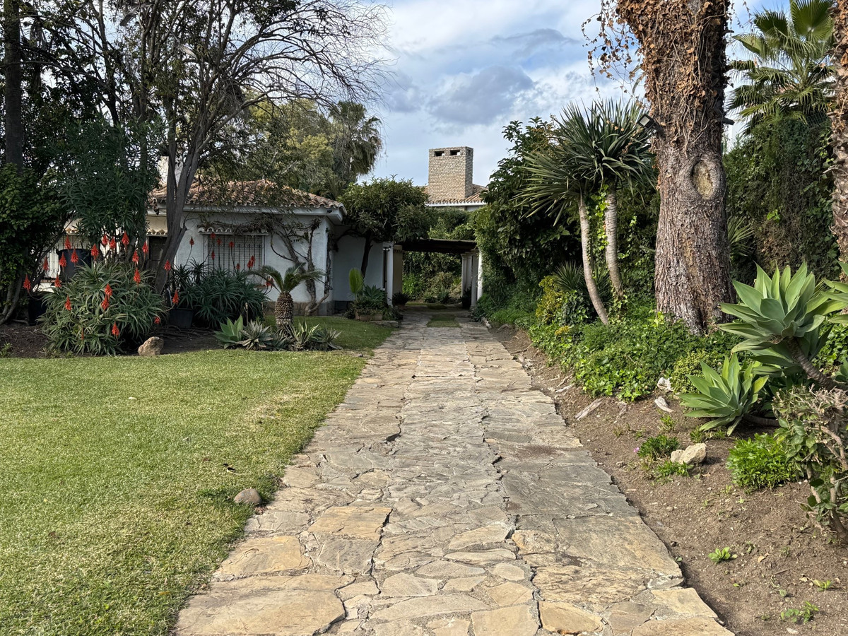 fffb5915692dffac4f364934aa94e0b8 - 11